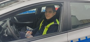 Zdjęcie przedstawia umundurowanego Policjanta Referatu Ruchu Drogowego z KPP w Gryficach st. post. Arkadiusza Zielińskiego siedzącego w policyjnym oznakowanym radiowozie. Policjant w czasie wolnym od służby ujął nietrzeźwego kierowcę.