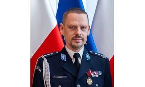 Zdjęcie przedstawia p.o Komendanta Głównego Policji Pan insp. Marka Boroń w nowym umundurowaniu galowym na tle flagi Poliski i Unii Europejskiej.