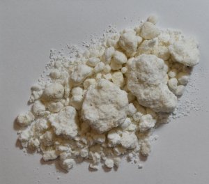 Zdjęcie przedstawia biały proszek tj amfetaminę zsypaną na białą kartkę jest to jedna całościowa porcja.